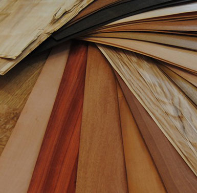 Photo représentant plusieurs placages de bois empilés les uns sur les autres , formant un dégradé de couleur