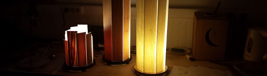 Photo de lampes dites "a lames" en placages de bois